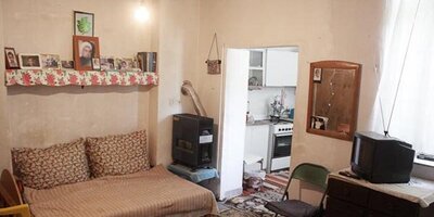 تصاویری دیدنی از کمد لباس حسن روحانی در خانه پدری؛ یادگارهای روزهای جنگ چه رازهایی دارند؟