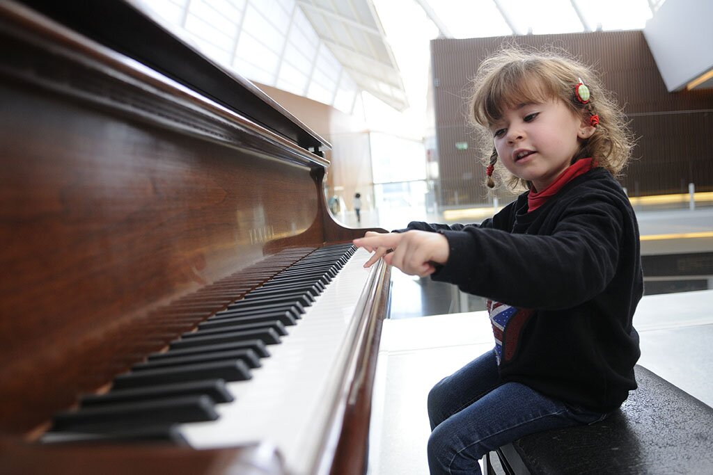 هنرنمایی نابغه 5 ساله پیانو با اجرای قطعه ای زیبا از موتسارت