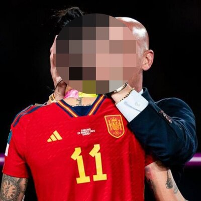 بوسیدن خانم کاپیتان دردساز شد / تعلیق رئیس فدراسیون فوتبال اسپانیا توسط فیفا