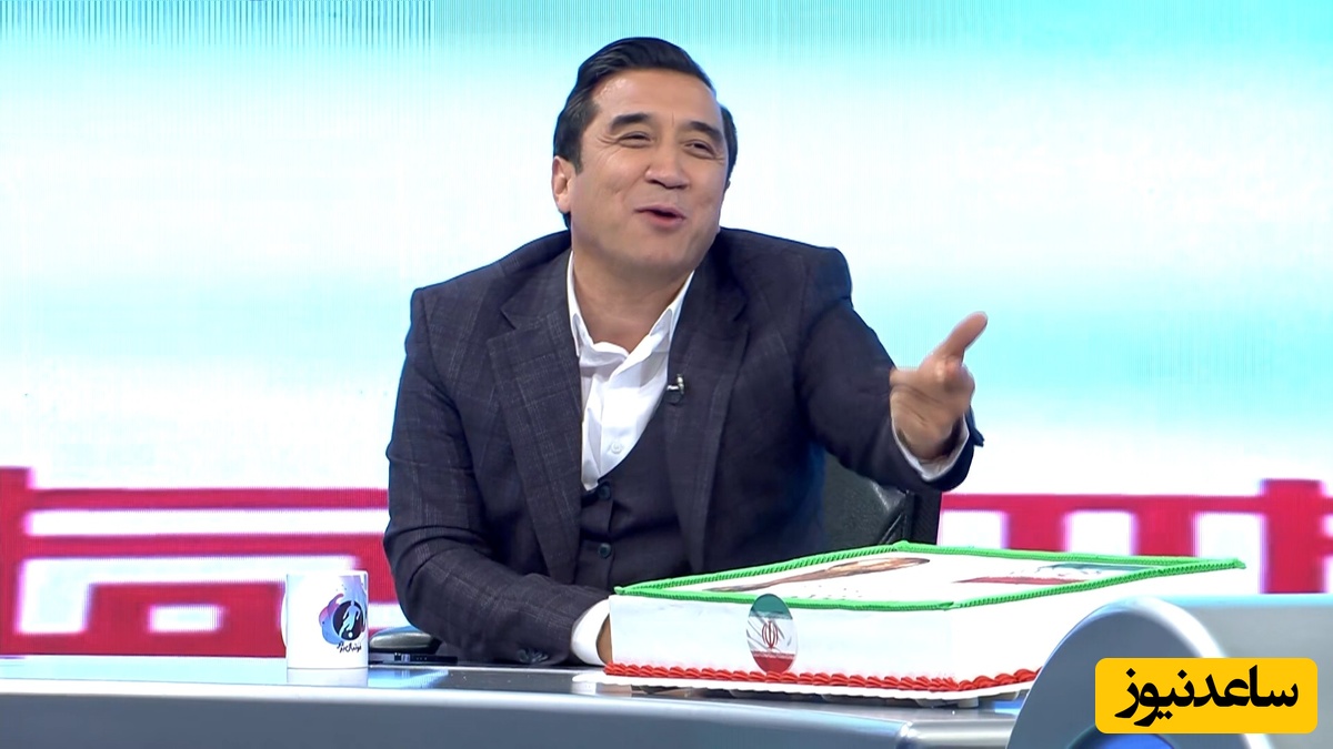 ناخونک زدن خنده دار خداداد عزیزی به کیک جام جهانی وسط برنامه زنده و پخش آهنگ حماسی/ چقدر شکمویی آخه شما😂+فیلم