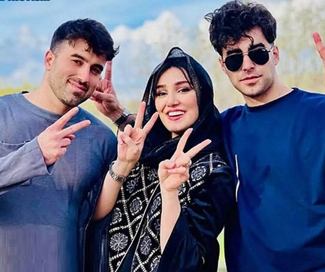 زهرا نادری فر با خانواده