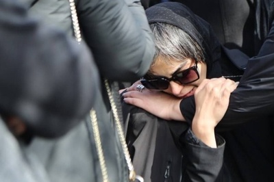 ضجه های تلخ نیلوفر شهیدی در مراسم ختم پدرش «اسفندیار شهیدی» به گوش ملکوت رسید/ حضور دسته جمعی هنرمندان برای بدرقه هنرمند کشورمان به خانه ابدی