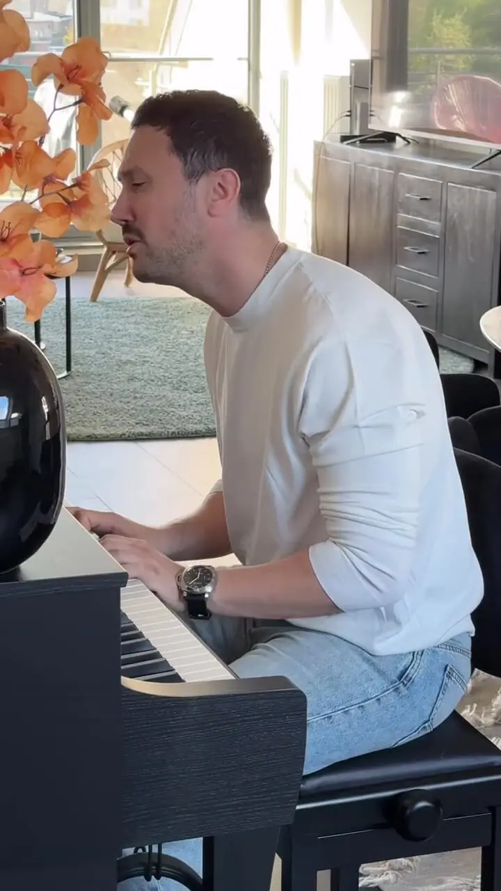 تمرین پیانو شاهرخ استخری که همسرش قایمکی ازش فیلم گرفت / حالا چرا اینقدر عصبانی😂+ ویدئو
