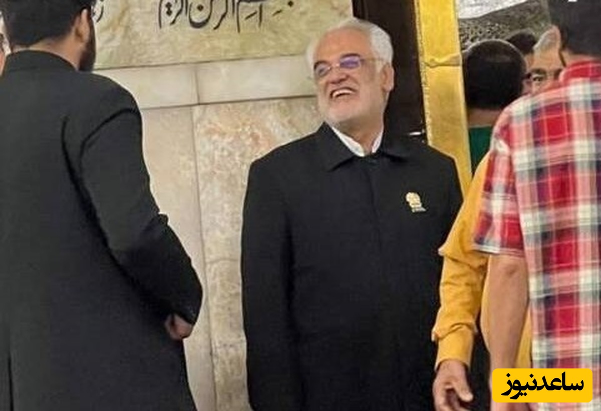 لباس خادمی دکتر طهرانچی مزین شده با گلهای اسپاتی فیلوم در مراسم گرامیداشت این دانشمند شهید هسته‌ای+عکس