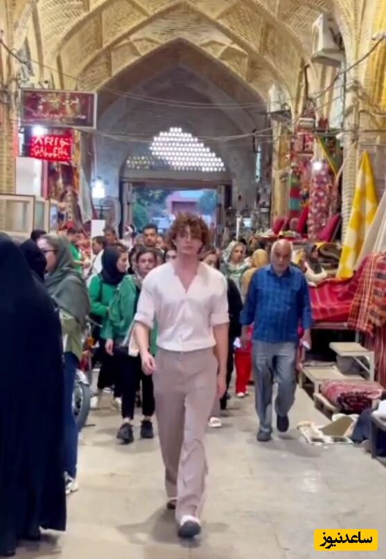 (ویدئو) فشن شو پسر جوان ایرانی در بازار وکیل شیراز/ فقط نگاه مردم! هنگ کردن بیچاره ها😁