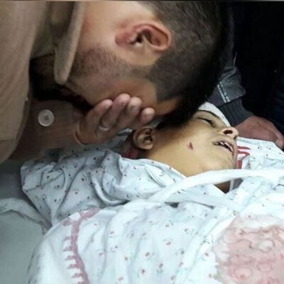 صحنه‌ای دلخراش از پرت شدن جنازه بچه‌ فلسطینی به ساختمان کناری در غزه! +فیلم