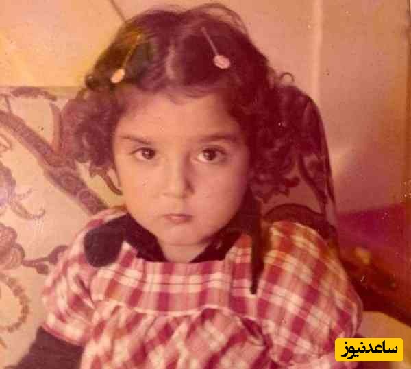 آیا میدانید این دختر کوچولو بامزه با لباس چارخونه و گیره‌های روی سرش بچگی کدوم بازیگر معروف هست؟