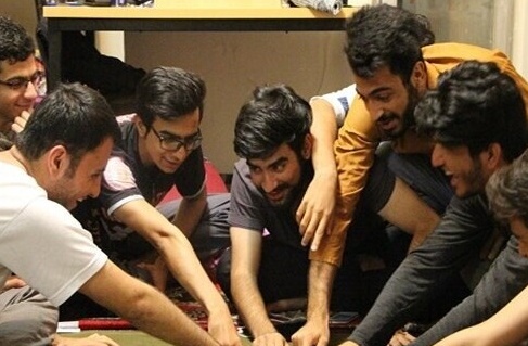 ویدئو| سکانسی از زندگی دانشجویی واقعی در خوابگاه پسران؛ نوازنده‌ی در کمد واقعا زحمت میکشه😂