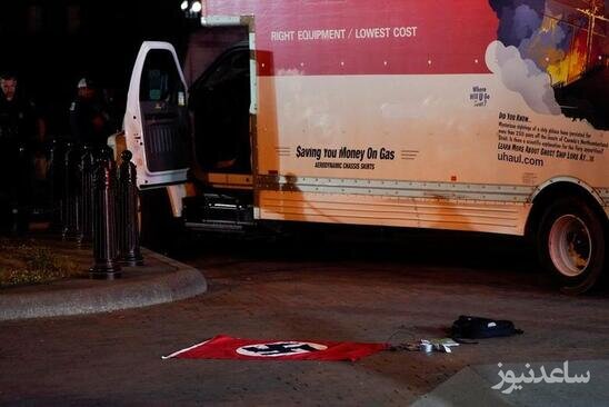 کوبیدن یک کامیون حامل پرچم نازی ها به موانع امنیتی در پارک لافایت در مقابل کاخ سفید واشنگتن/ رویترز