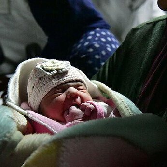 جشن تولد نوزاد نجات یافته از زلزله خوی در برنامه سال نو شبکه سه + فیلم