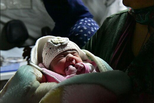 جشن تولد نوزاد نجات یافته از زلزله خوی در برنامه سال نو شبکه سه + فیلم