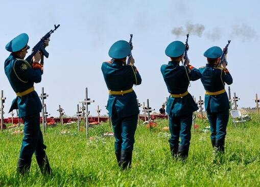 مراسم تدفین 60 سرباز روسیه کشته شده در حمله نیروهای اوکراینی در منطقه خودمختار لوهانسک در شرق اوکراین/ رویترز