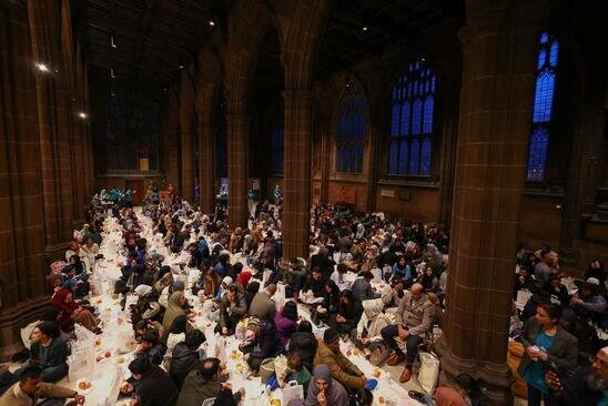 افطاری دادن به مسلمانان در کلیسای جامع شهر منچستر انگلیس/ رویترز