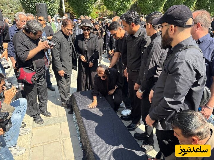 کمرِ خواهر در سوگِ برادر شکست... هق هق بی امان عاطفه رضوی در مراسم خاکسپاری برادرش بهروز رضوی/ هنرمندانی که برای ابراز همدردی آمدند