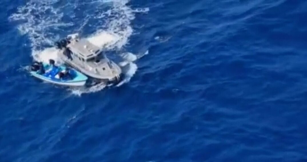 (ویدئو) تعقیب قایق حامل کوکائین توسط بالگرد نیروی دریایی