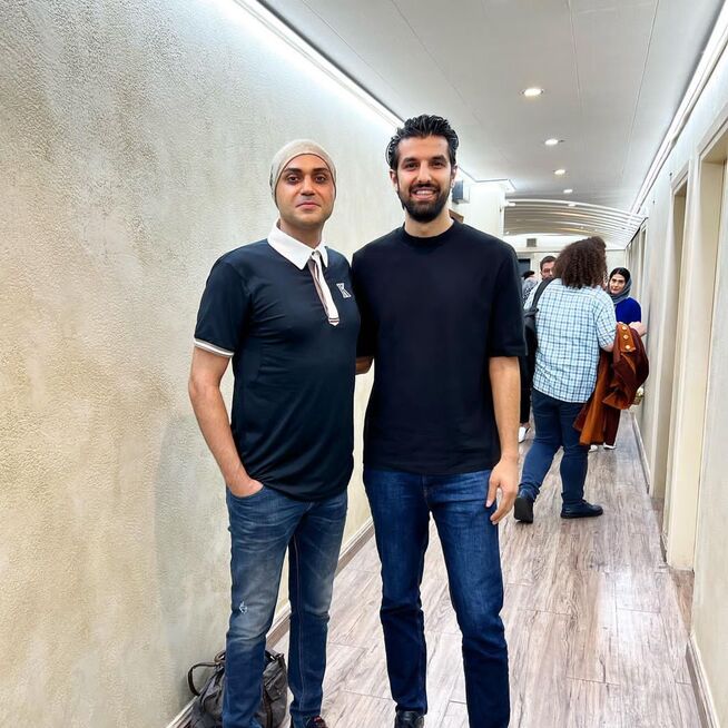 محمد جمشیدی در کنار دوستش
