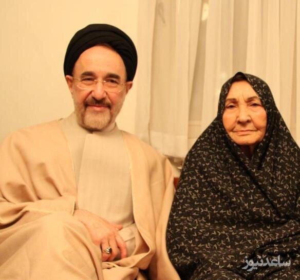 سید محمد خاتمی در کنار مادرش