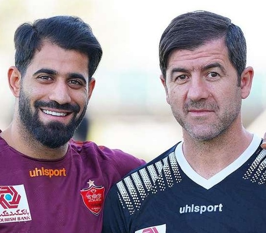 غوغای خوانندگی بی نظیر حسین کنعانی زادگان وسط زمین فوتبال با هواداران پرسپولیس/ خواننده میشد موفق تر بود+ویدئو