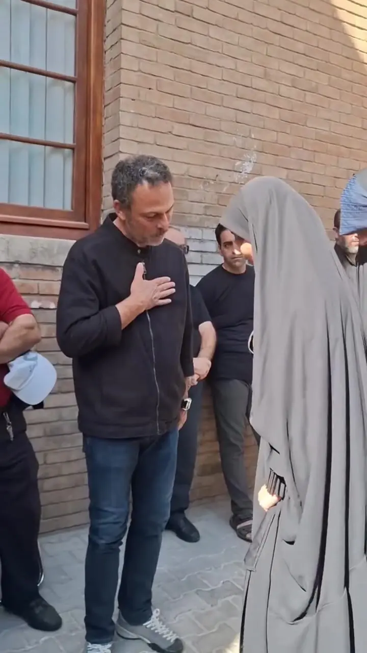 احترام خاص و ستودنی حسین یاری به دختر کوچک سردار سلیمانی در مراسم خاکسپاری بازیگر پیشکسوت+ویدیو