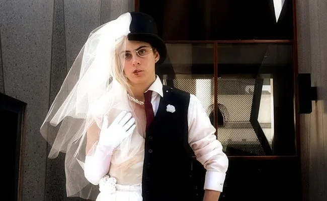 (عکس) استایل عجیب و باور نکردنی مرد فرانسوی در شب ازدواج با خودش 😳/ ببین چه بلایی سر خودش آورده!!