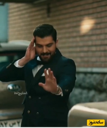 لحظاتی از هنرنمایی حرفه‌ای سینا مهراد با لباس دامادی در برابر مادر و عروسش؛ خوشحالی بی‌حد و اندازه مادر از سر و سامان گرفتن پسرش+فیلم