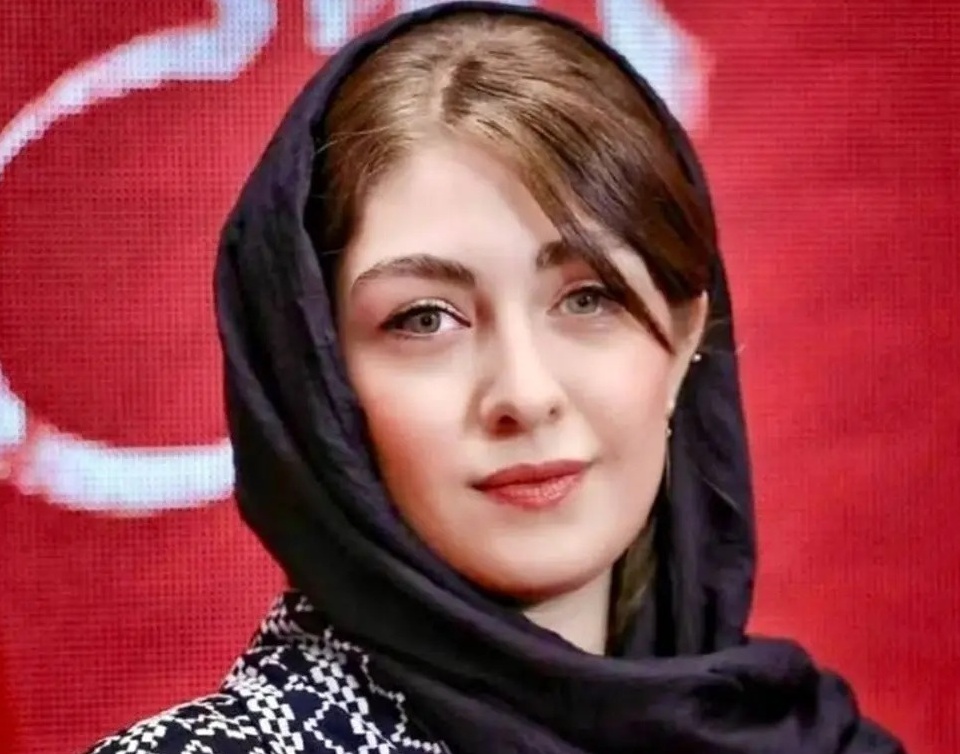 (عکس) استایل خاص و شیک الیکا ناصری بازیگر چشم رنگی سریال مو به مو/ چه لبخند ملیحی داره😍