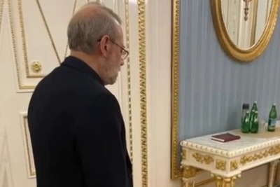 نماز متفاوت شهید لاریجانی در مسکو و در کاخ کرملین که پس از شهادتش منتشر شد+فیلم