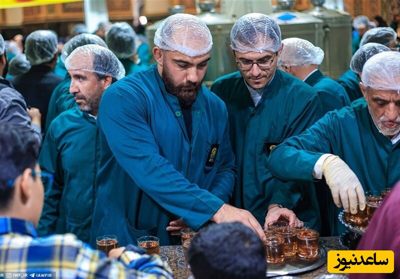 (ویدیو) قهرمانان کشتی ایران در چایخانه حرم رضوی با نوای دلنشین یارضاجان هرچه دارم از تو دارم...