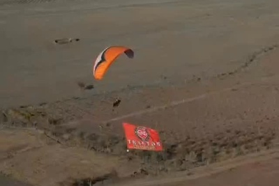 (ویدیو) خلاقیت تحسین برانگیز هوادار تراکتور برای پرواز با پرچم تیم محبوبش در آسمان/ دمت گرم