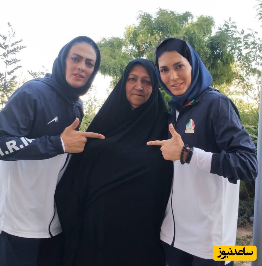 خواهران منصوریان درکنار مادرشان