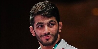 نگاهی به دکوراسیون کاملاً ایرانی منزل شخصی حسن یزدانی +تصاویر/ از مبل راحتی مخملی تا میز عسلی پر از میوه های تابستانی