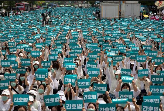 گردهمایی پرستاران کره جنوبی در شهر سئول در روز جهانی پرستار/ EPA