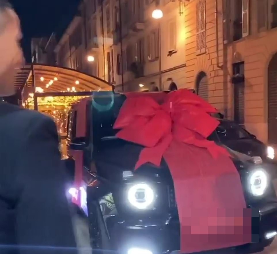 قاب روز ورزشی؛ رونالدو ولخرجی خود را به رخ کشید/ ابرستاره فوتبال مادرش را بنزسوار کرد+عکس