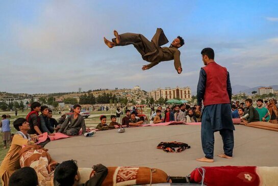 ترامپولین بازی جوانان افغانستانی در پارک "چمن حضوری" در شهر کابل/ EPA
