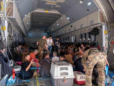 فرار کادرهای دیپلماتیک و نظامی و شهروندان اروپایی با هواپیماهای نظامی از سودان/ رویترز