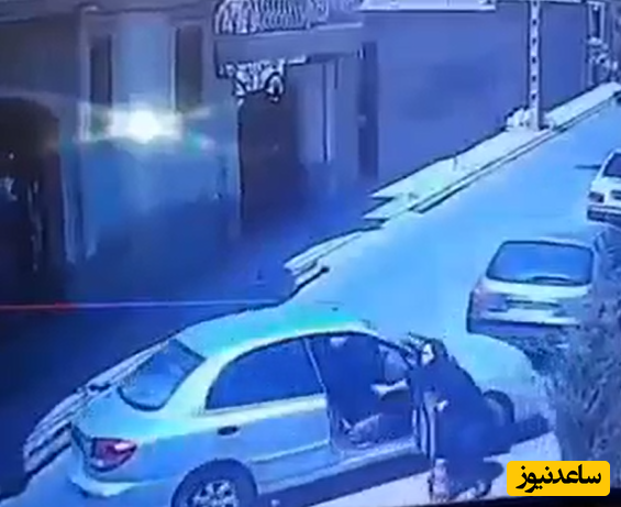 (فیلم) دزدی خودرو تو روز روشن جلوی صاحبش در مشهد / راننده خودرو لت و پار شد و به ICU رفت