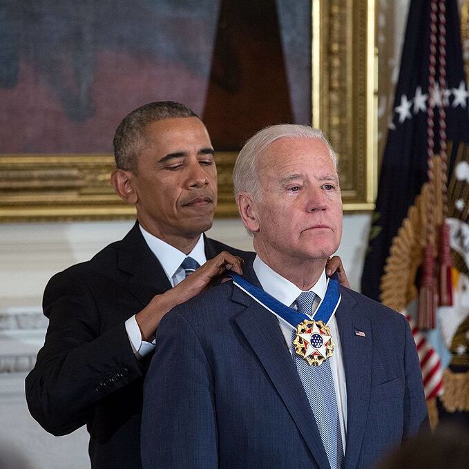 رئیس‌جمهور اوباما نشان افتخار آزادی رئیس‌جمهوری را به‌طور ممتاز در 12 ژانویه 2017 به بایدن اعطا می‌کند