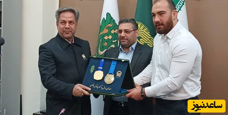 اهدای مدال کشتیگیر ایرانی به آستان قدس رضوی