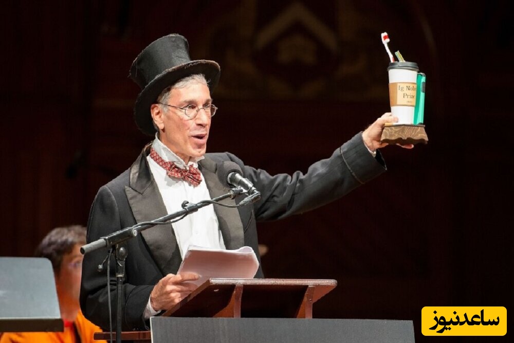 با برندگان نوبل مضحک سال 2025 آشنا شوید؛ از راز مارمولک‌های عاشق پیتزای 4 پنیر تا گاوهایی که برای فرار از مگس، گورخر شدند!