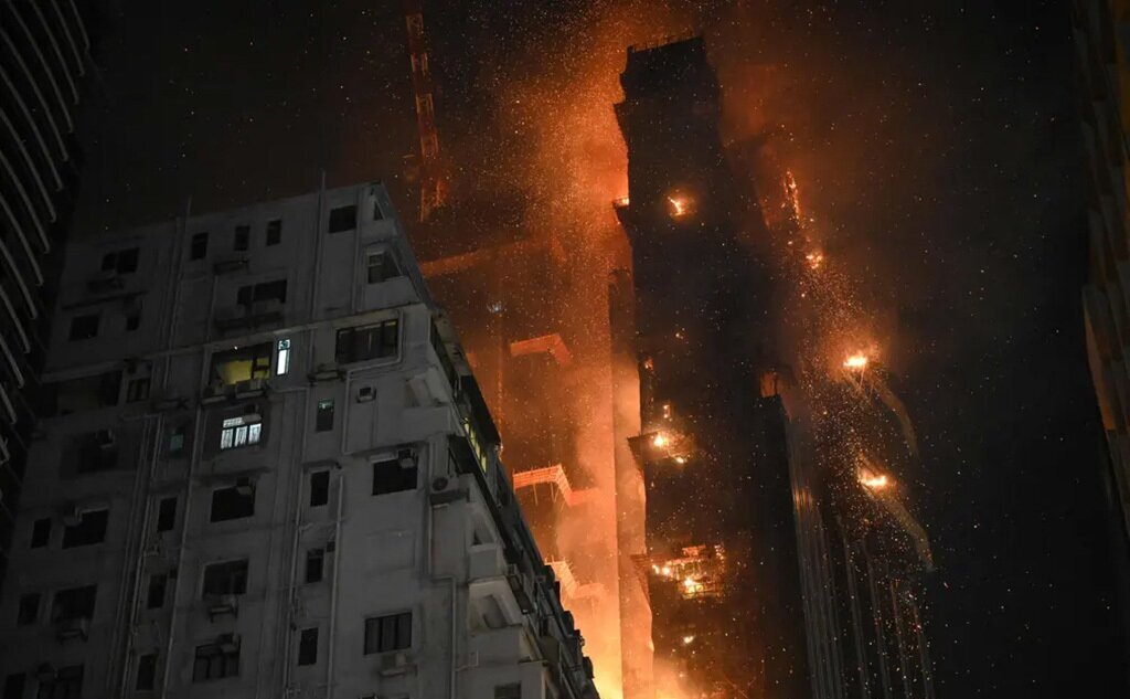 آتش سوزی یک ساختمان