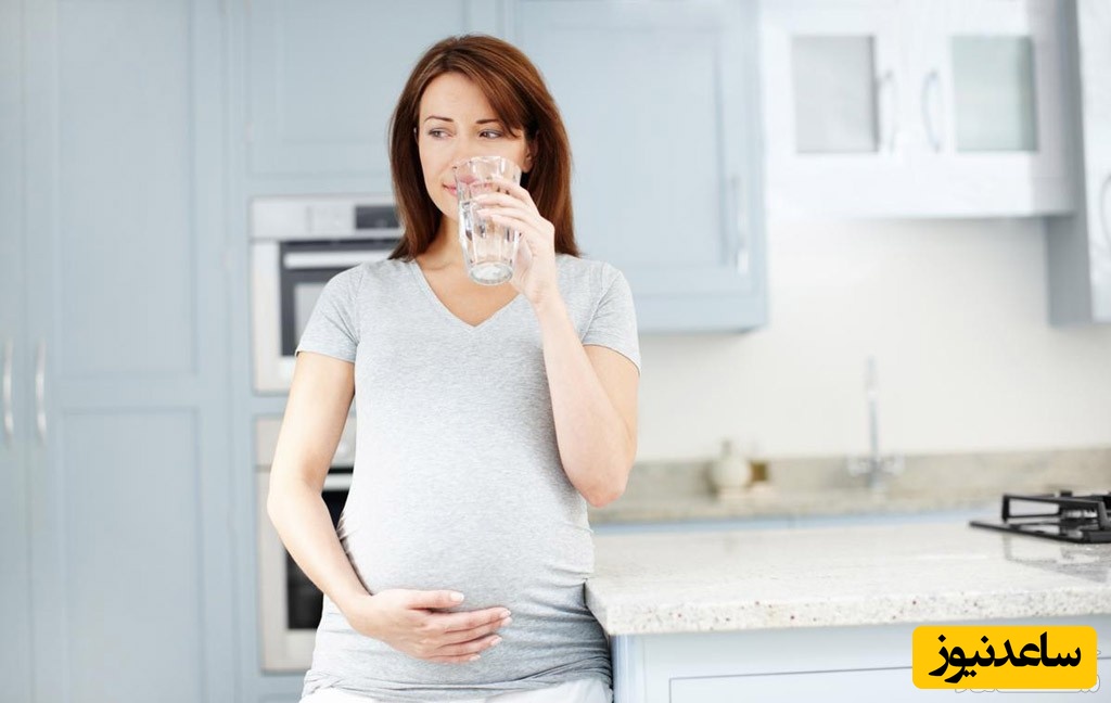 چرا زنان باردار باید آب ولرم بخورند؟