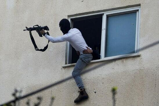 مقابله جوانان فلسطینی با حمله نظامیان اسراییلی به شهر جنین در کرانه باختری/ رویترز
