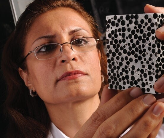 ویدئو| شاهکار خیره‌کننده پروفسور «افسانه ربیعی»؛ فومی که گلوله‌های مرگبار را در جا متلاشی می‌کند