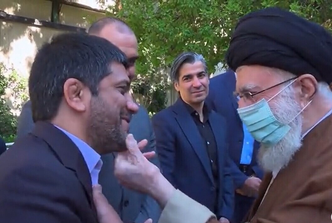 چیدمان مدرن و زیبای اتاق کار علیرضا دبیر با خلاقیت در استفاده از قاب عکس رهبر معظم انقلاب/ از لحظه عیادت در بیمارستان تا قاب دونفره+عکس