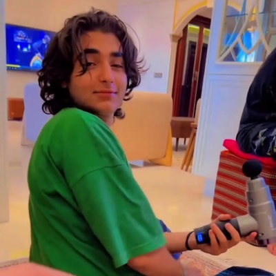 خلاقیت خنده‌دار و بامزه پسران ستاره سادات قطبی در استفاده از دستگاه ماساژور به جای میکروفون😂+ویدئو