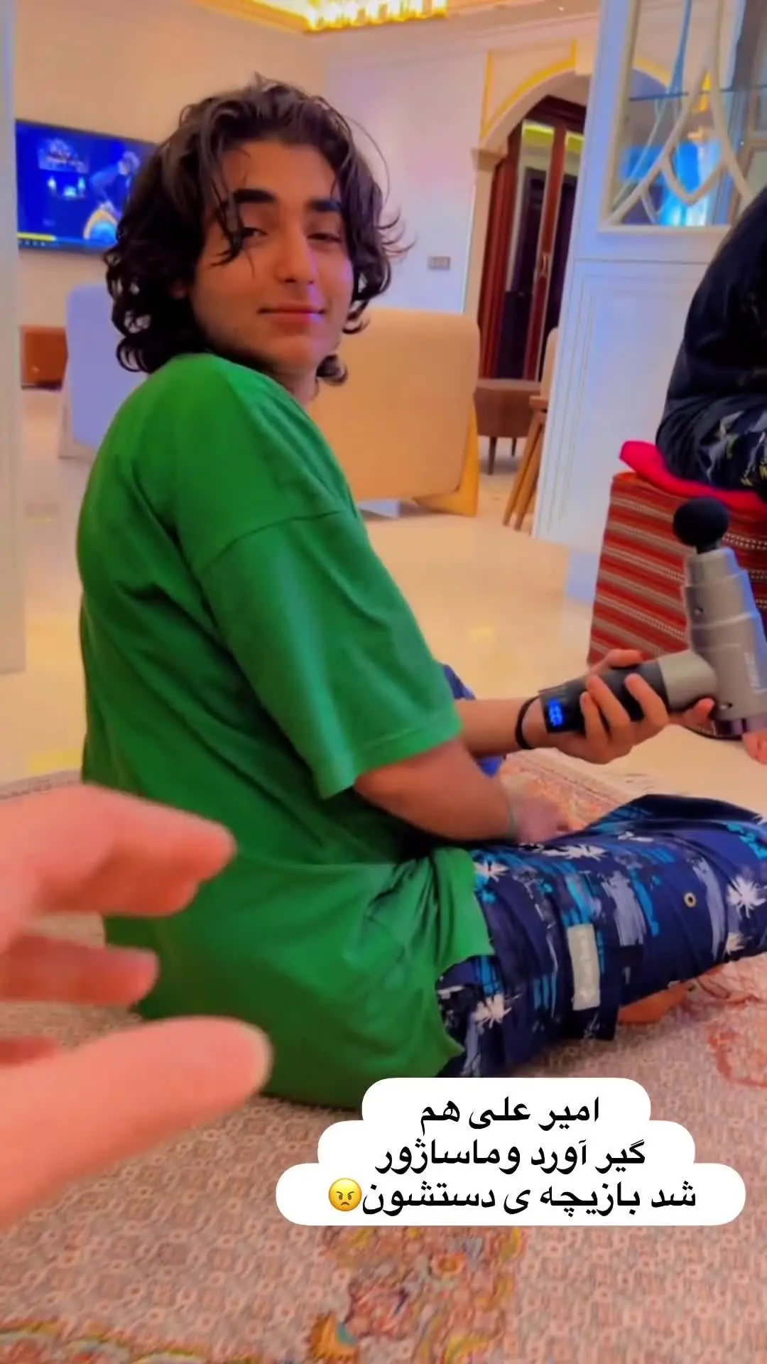 خلاقیت خنده‌دار و بامزه پسران ستاره سادات قطبی در استفاده از دستگاه ماساژور به جای میکروفون😂+ویدئو