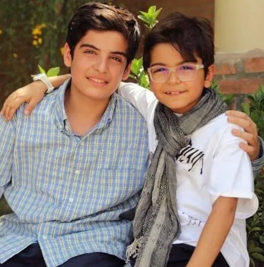 رونمایی از پدر و مادر جوان و باکلاس مانی رحمانی، جواد سریال «بچه مهندس»+ خلاقیت تحسین برانگیز اوستا قناد در پخت کیک ویژه 18 سالگی آقای بازیگر