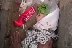 مادر همه خوابن تو بیداری؛ لالایی مادر داغدار برای پیکر بی‌جان خردسالش  هنگام خاکسپاری+ ویدیو