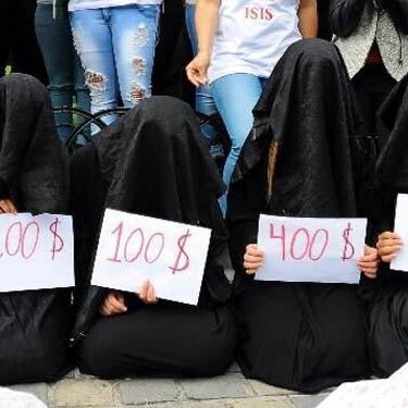 فروش زنان با غل و زنجیر در بازار برده‌فروشان توسط داعشی ها جنجال به پا کرد! +ویدئو