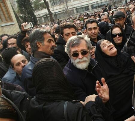 چهره غمزده و گریه های شدید خواهر جوان حسن جوهرچی در مراسم تشییع برادرش/ روحش شاد و یادش گرامی+عکس